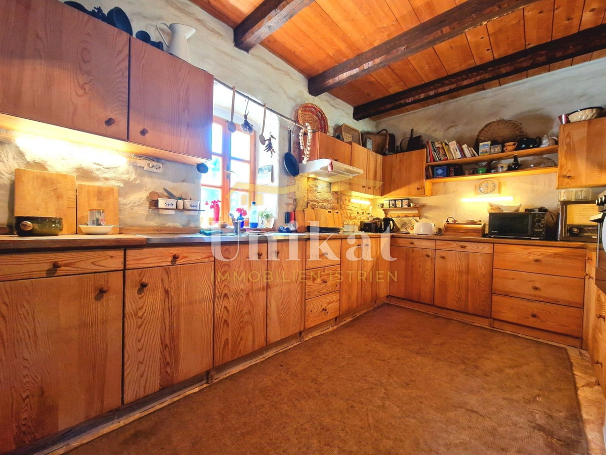 Autentica proprietà con casa in pietra e ampio terreno